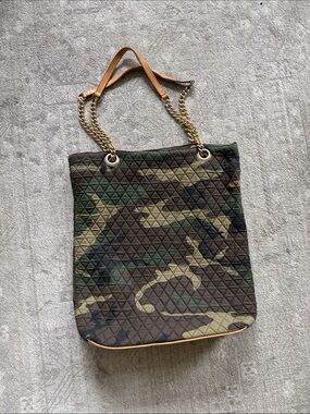 Quilted camo tote